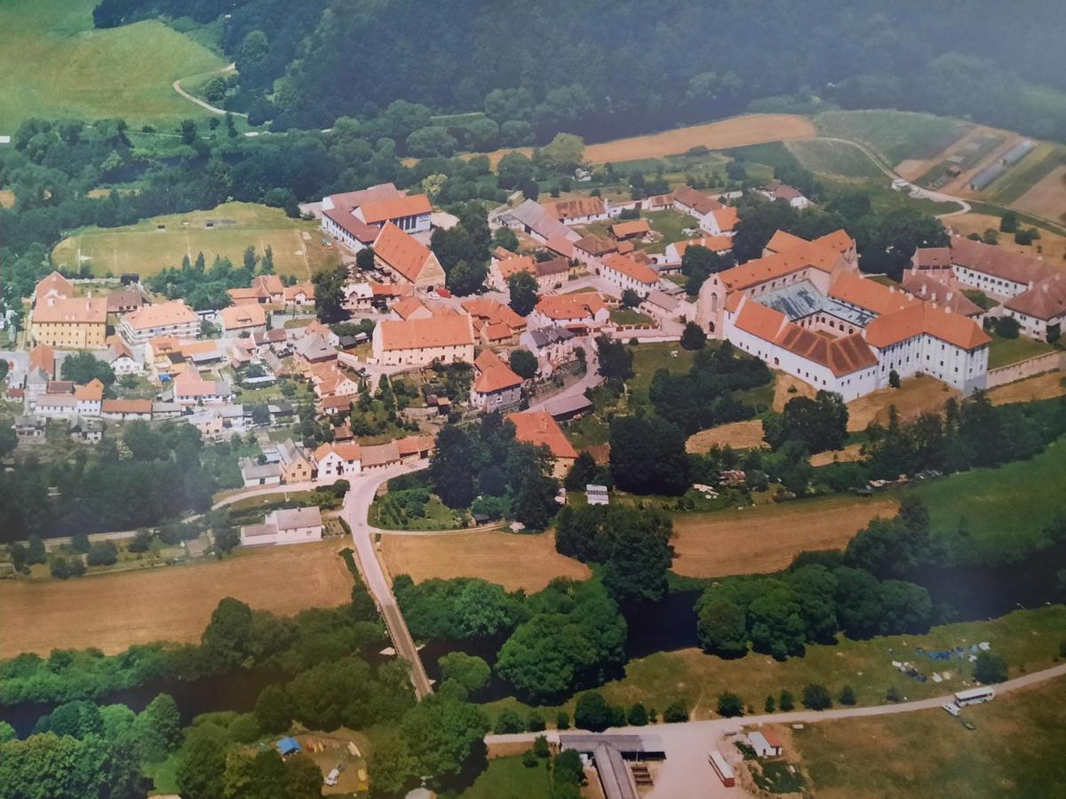 Penzion Zahrada Nad Rekou, Restaurace A Kavarna - Parkovani Gratis Zlata Koruna Экстерьер фото