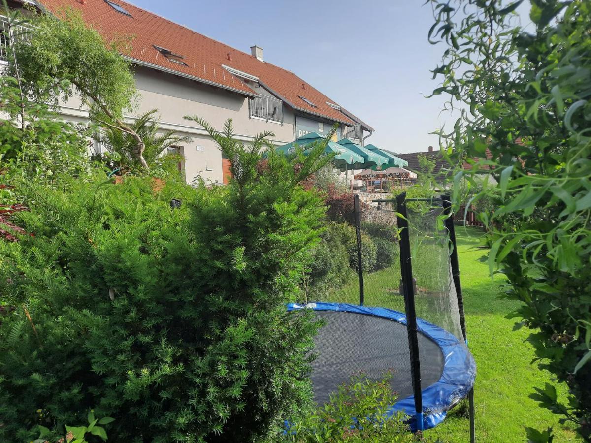 Penzion Zahrada Nad Rekou, Restaurace A Kavarna - Parkovani Gratis Zlata Koruna Экстерьер фото